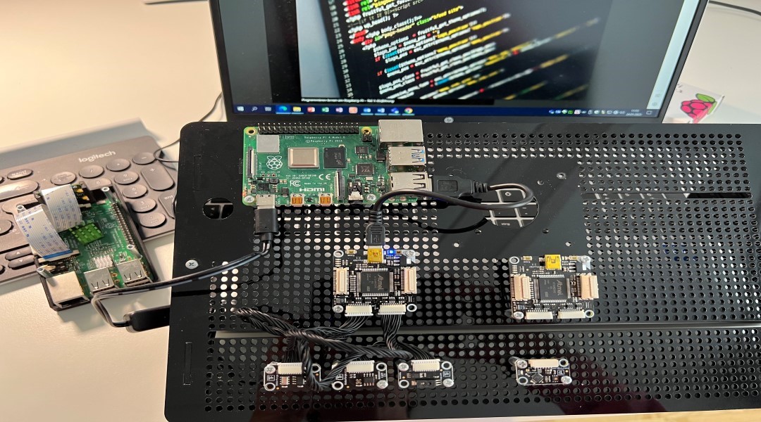 Raspberry Pi auf Lochgitter Der Einplatinencomputer Raspberry Pi ist auf einem schwarzen Lochgitter montiert. Einige Lampen leuchten.